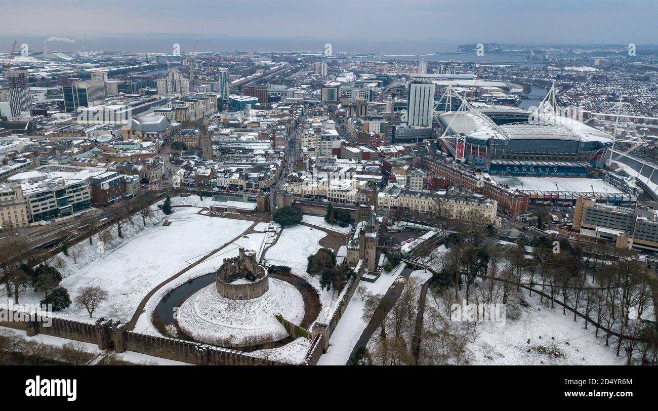 CARDIFF, WALES - MÄRZ 18: Eine Luftaufnahme von Cardiff Castle nach einem Winterschnee am 18. März 2018 in Cardiff, Wales. Stockfoto