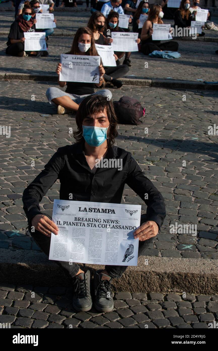 Rom, Italien 10/10/2020: Flash Mob von Extintion Rebellion Aktivisten, Piazza Esquilino. © Andrea Sabbadini Stockfoto