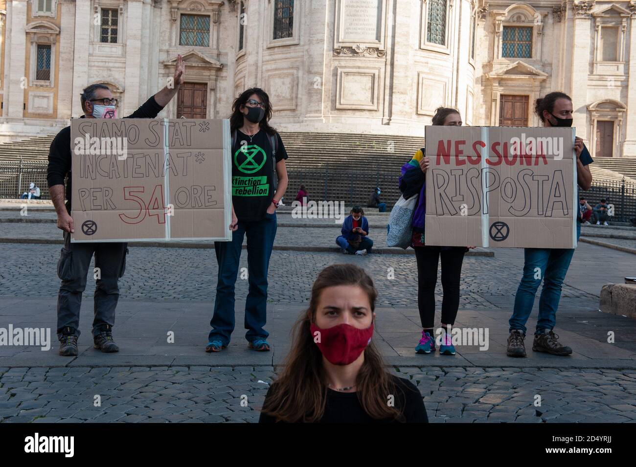 Rom, Italien 10/10/2020: Flash Mob von Extintion Rebellion Aktivisten, Piazza Esquilino. © Andrea Sabbadini Stockfoto