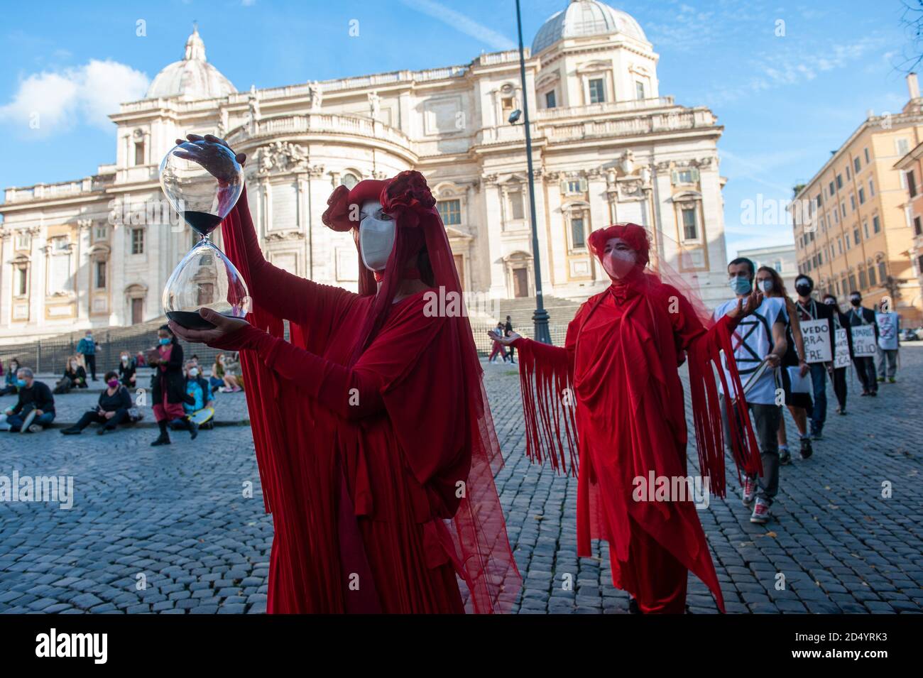 Rom, Italien 10/10/2020: Flash Mob von Extintion Rebellion Aktivisten, Piazza Esquilino. © Andrea Sabbadini Stockfoto