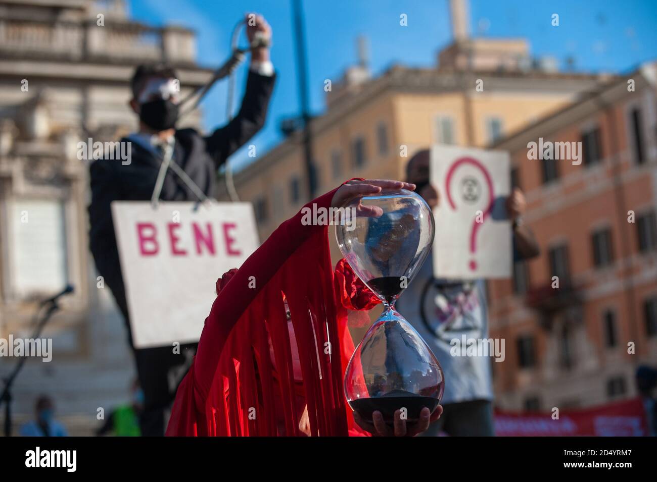 Rom, Italien 10/10/2020: Flash Mob von Extintion Rebellion Aktivisten, Piazza Esquilino. © Andrea Sabbadini Stockfoto