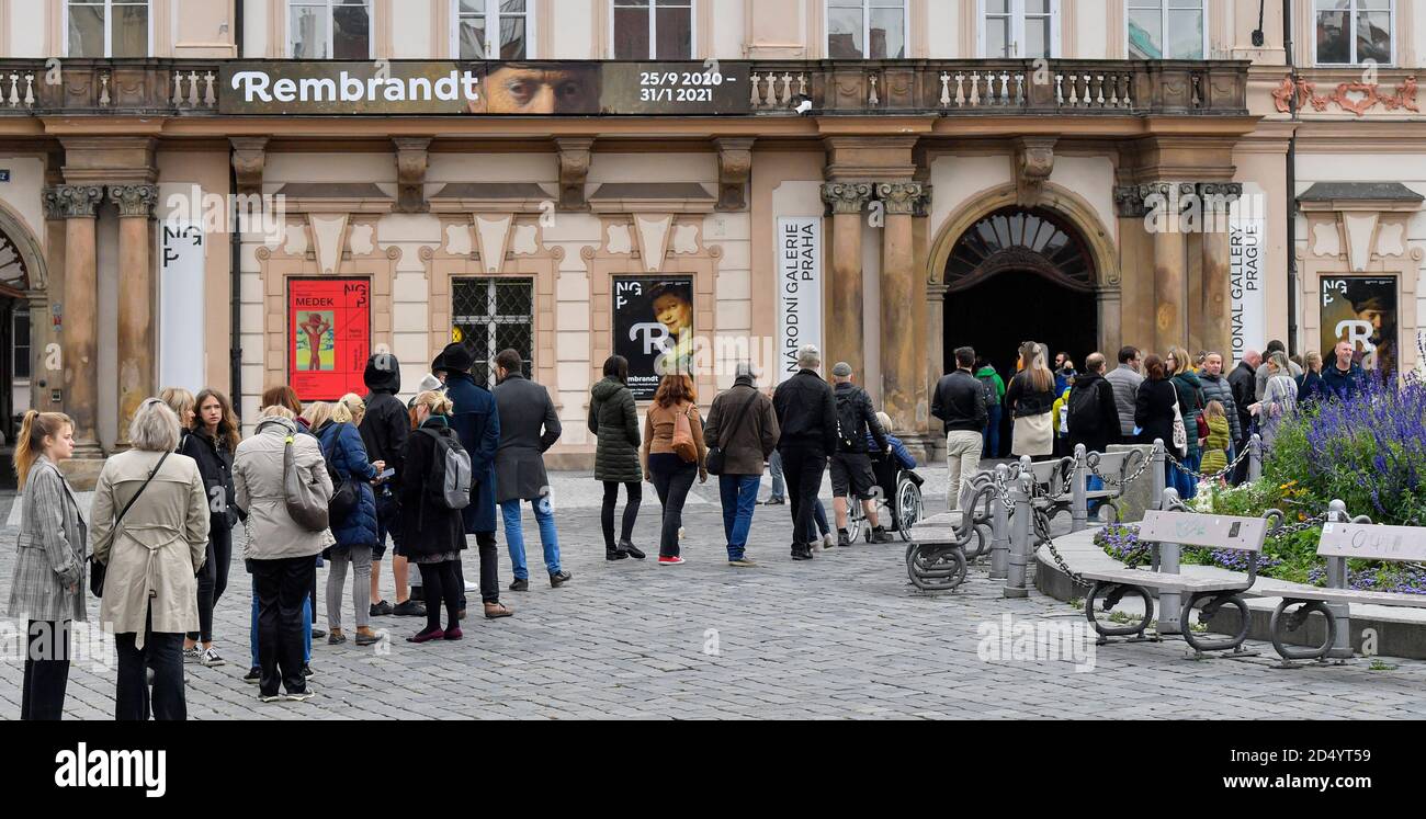 Am Sonntag, den 11. Oktober 2020, steht man vor der morgigen Schließung für die Ausstellung "Rembrandt: Portrait of a man" von Rembrandt van Rijn (1606-1669) im Kinsky-Palast in Prag, die die Nationalgalerie (NGP) organisiert. Die neuen Maßnahmen gegen die Ausbreitung des neuartigen Coronavirus werden in der Tschechischen Republik ab Mittwoch, dem 14. Oktober in Kraft treten, und die Regierung wird am Montag darüber entscheiden, sagte Premierminister Andrej Babis (ANO) in seiner regelmäßigen Sonntagspräsentation auf seinem Facebook-Profil heute. Die Regierung beschloss am Donnerstag, dass Kulturerbe Sehenswürdigkeiten, Theater und Kinos, Museum Stockfoto