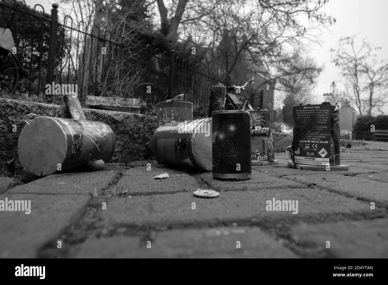 Low Angle View Feuerwerk Auf Der Straße Am Nächsten Tag In Amsterdam, Niederlande 1-1-2020 Stockfoto