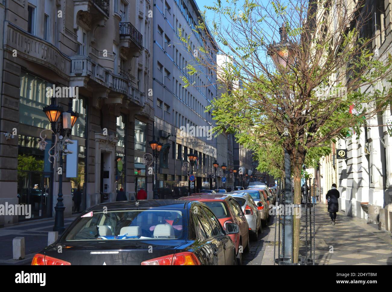 BUDAPEST, UNGARN - 29. DEZEMBER 2017: Die Straße ist am 29. Dezember 2017 mit Autos auf einer Straße in der Nähe der St.-Stephans-Basilika in Budapest ausgebucht. Stockfoto