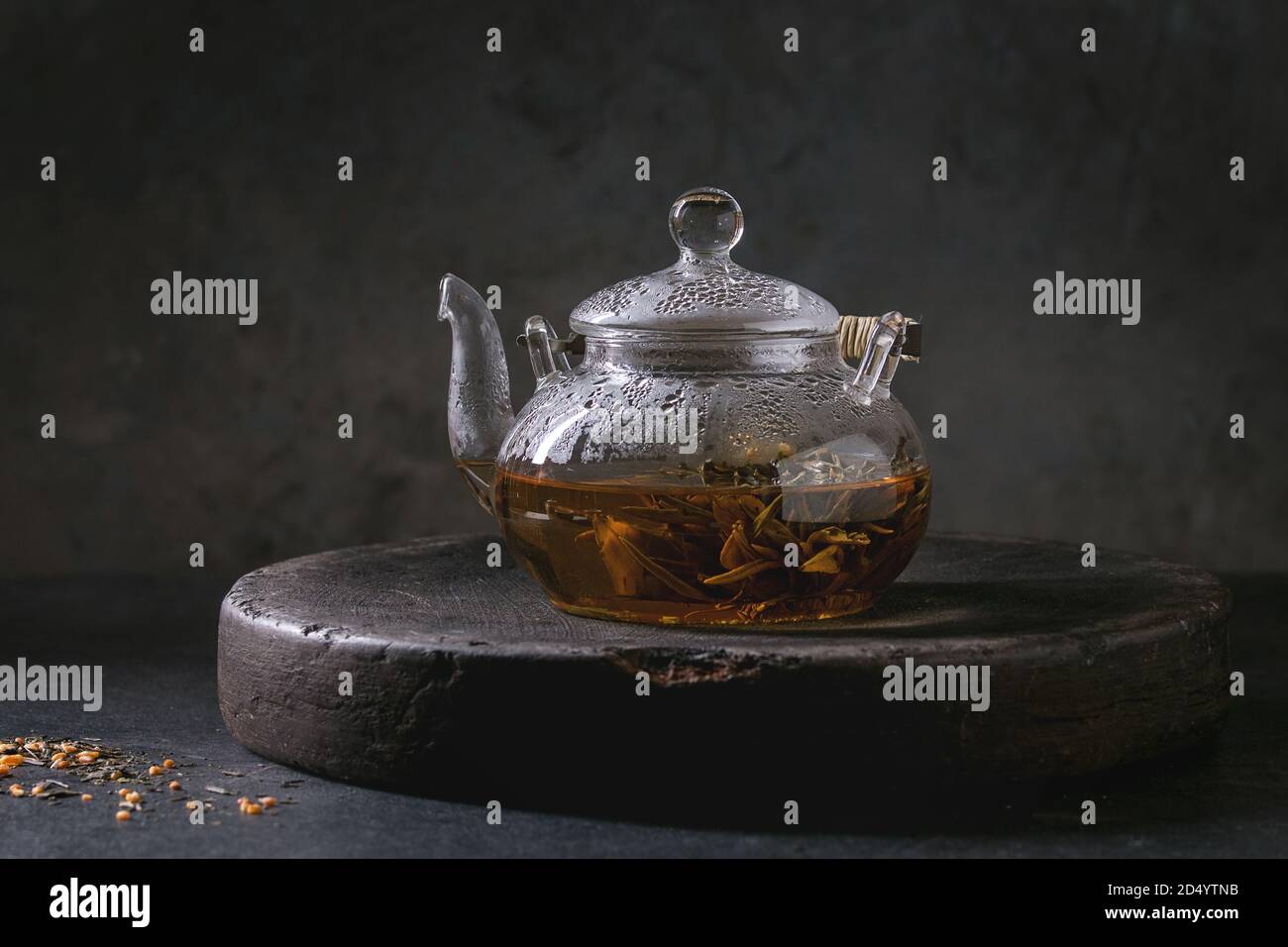 Hot grüner Tee in transparenten Glas Teekanne stehen auf Lehm Fach über  schwarzem Marmor tisch Stockfotografie - Alamy