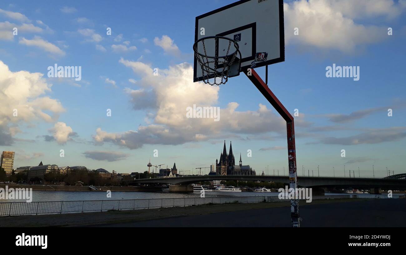 Outdoor-Basketballplatz am rhein in köln, deutschland. Im Hintergrund ist der Kölner Dom zu sehen Stockfoto