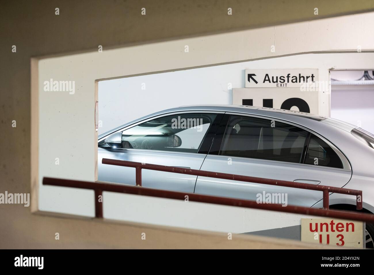 Stuttgart, Deutschland. Oktober 2020. Eine Mercedes-Benz S-Klasse ohne Insassen fährt im Rahmen einer Pressevorstellung automatisch durch ein Parkhaus am Flughafen Stuttgart. Dank speziell installierter Technik in ganz spezifischen, hochmodernen Autos können sie künftig autonom durch eine speziell ausgestattete Parkgarage am Flughafen navigieren. Quelle: Marijan Murat/dpa/Alamy Live News Stockfoto