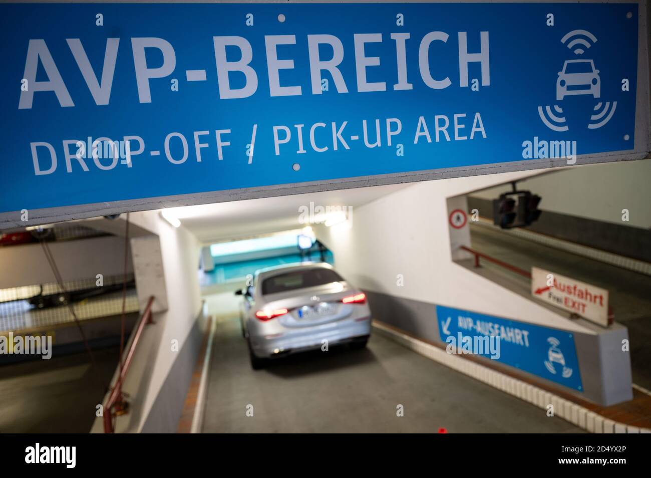 Stuttgart, Deutschland. Oktober 2020. Eine Mercedes-Benz S-Klasse ohne Insassen fährt im Rahmen einer Pressevorstellung automatisch durch ein Parkhaus am Flughafen Stuttgart. Dank speziell installierter Technik in ganz spezifischen, hochmodernen Autos können sie künftig autonom durch eine speziell ausgestattete Parkgarage am Flughafen navigieren. Quelle: Marijan Murat/dpa/Alamy Live News Stockfoto
