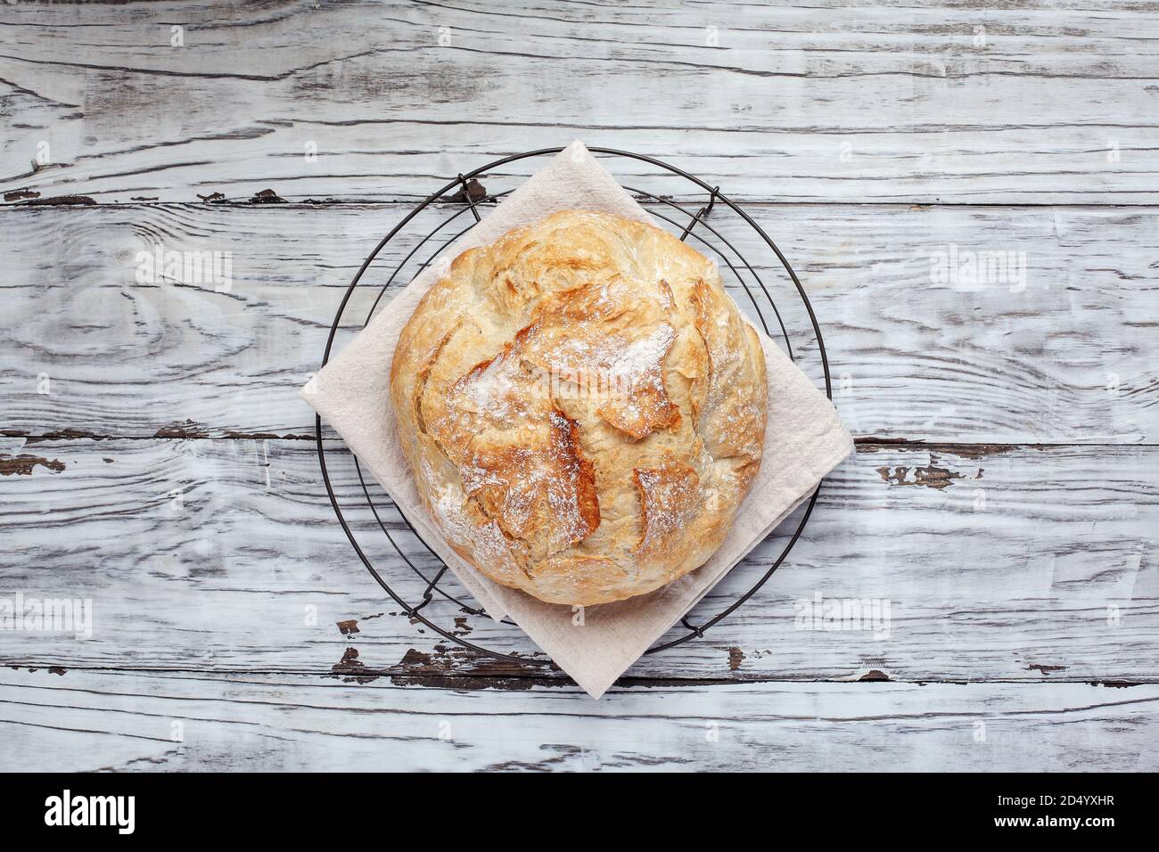Blick von oben auf frisch hausgemachtes hausgemachtes Brot Kühlung auf einem Bäckerregal. Flatlay. Stockfoto