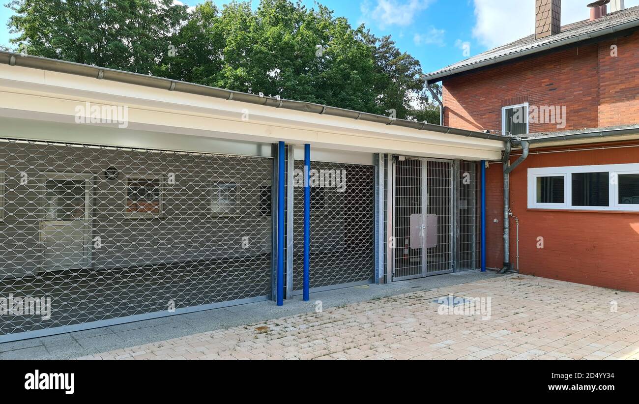 Schulhof und Schule mit Schutzbarriere gegen Vandalismus, Deutschland Stockfoto