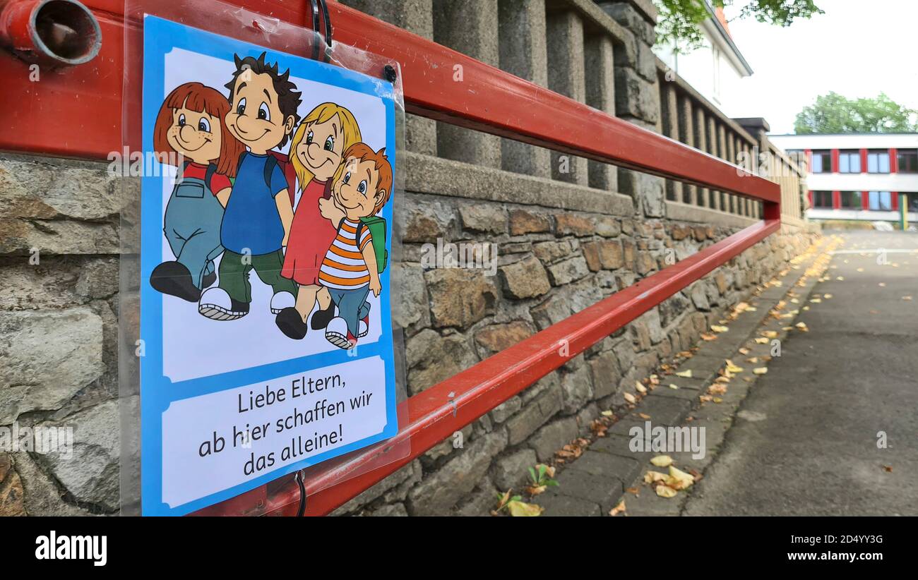 Plakat auf dem Schulhof mit der Aufschrift 'Liebe Eltern, von hier aus können wir es alleine machen', Helikoptereltern, Deutschland Stockfoto