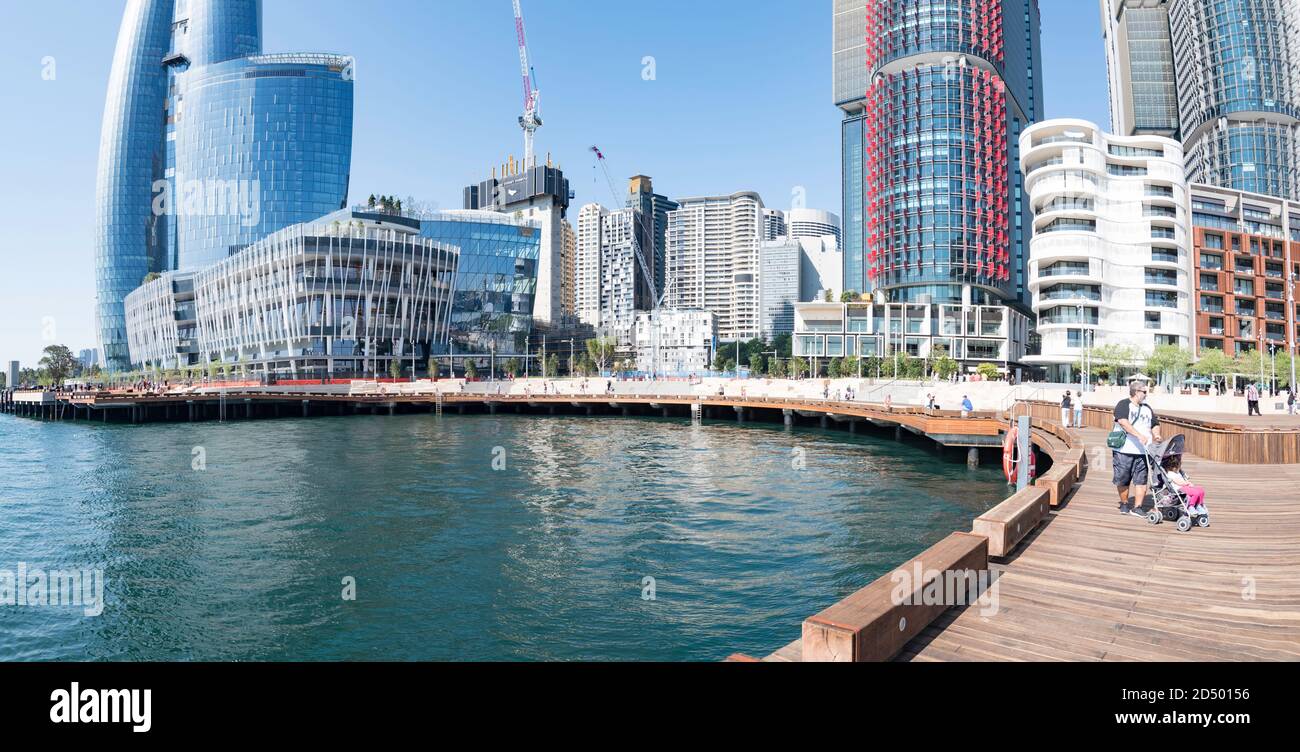 Barangaroo, Sydney, Aust Okt 2020: Die neu erbaute Watermans Cove ist für die Öffentlichkeit zugänglich und bietet einen 11.000 qm großen öffentlichen Raum neben dem Hafen Stockfoto