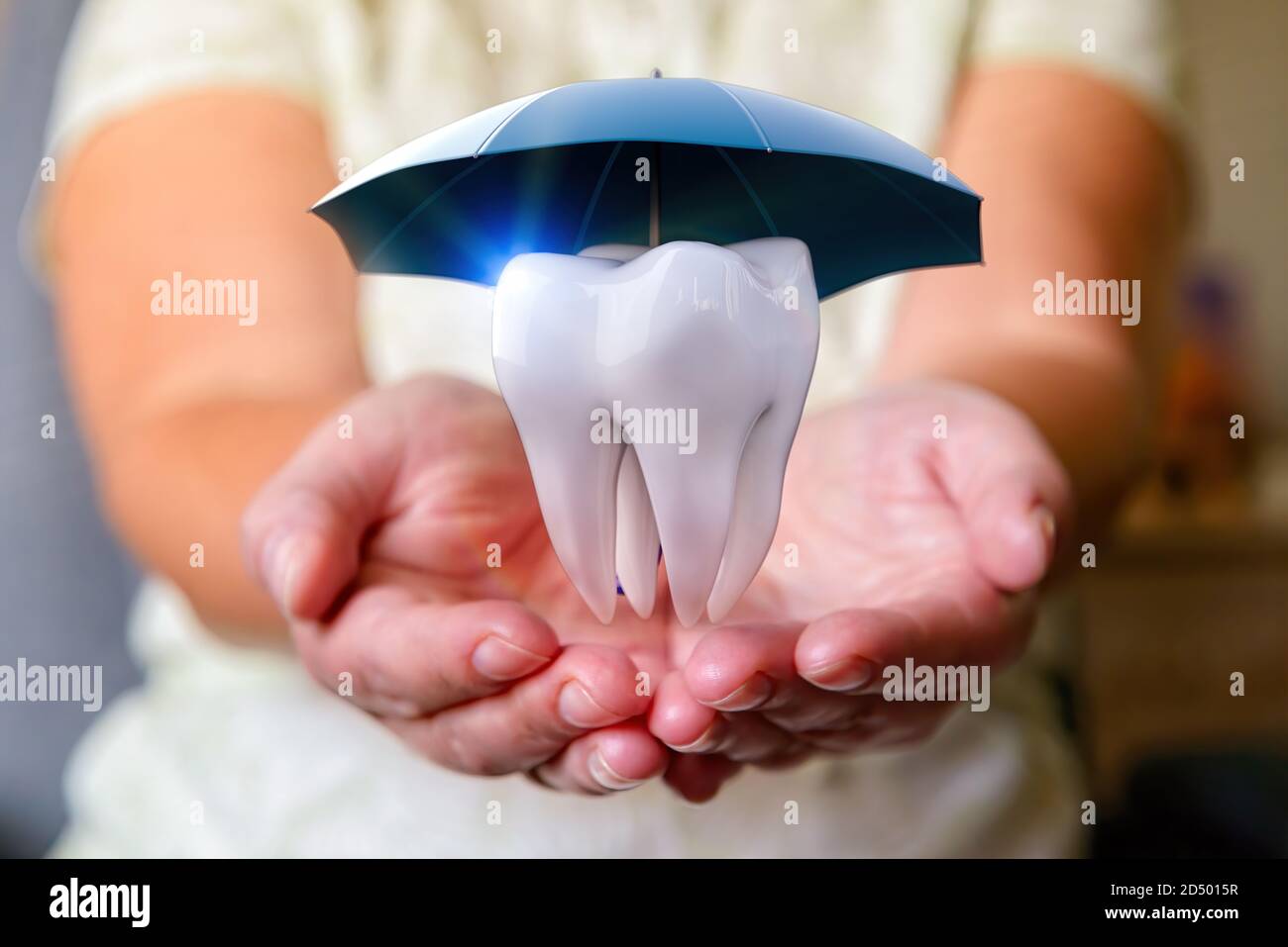 Ein Zahn unter einem Regenschirm über den Händen der Frau. Schützen Sie Gesundheit, Versicherungskonzept, zahnärztliche, medizinische Versorgung. Stockfoto