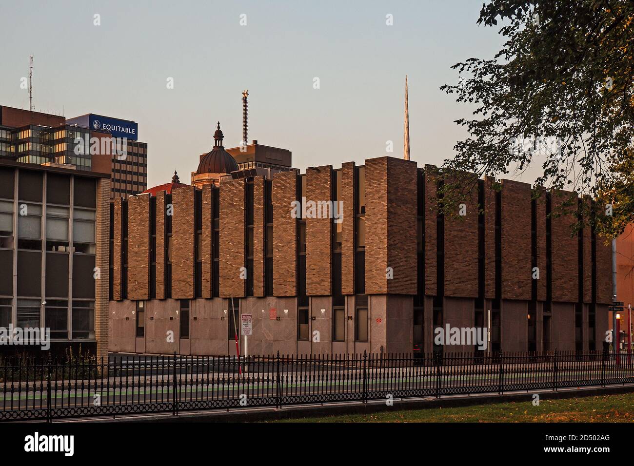Syracuse, New York, USA. 10. Oktober 2020.die Ecke von State und Townsend Straßen in der Innenstadt von Syrakus mit Blick auf die Onondaga County Sheriff''s Departme Stockfoto