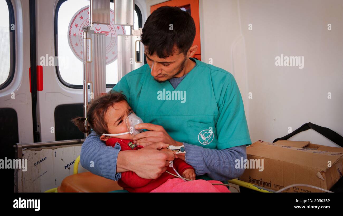 Krankenschwester umarmt ein Kind und behandelt es im Krankenwagen. Stockfoto