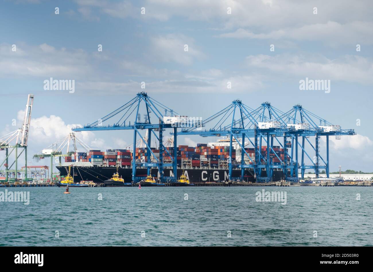 Ein Schiff ist Manzanillo International Terminal der Hafen befindet Im atlantischen Eingang des Panamakanals Stockfoto