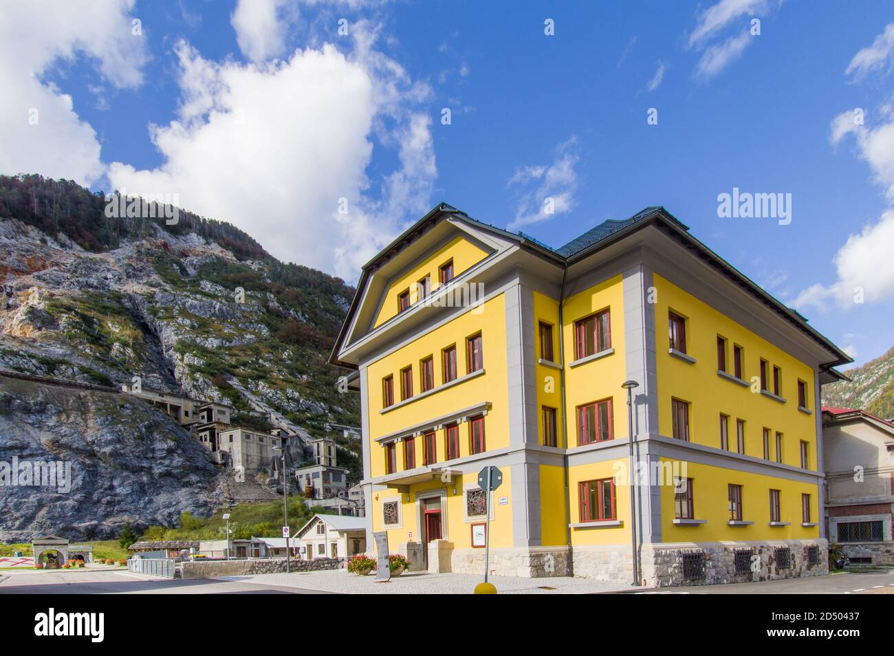 Cave del Predil, Italien (10. Oktober 2020) - das ehemalige Gebäude des Hauptquartiers des Bergbauunternehmens und hinter der Mine von Zink und Blei Stockfoto