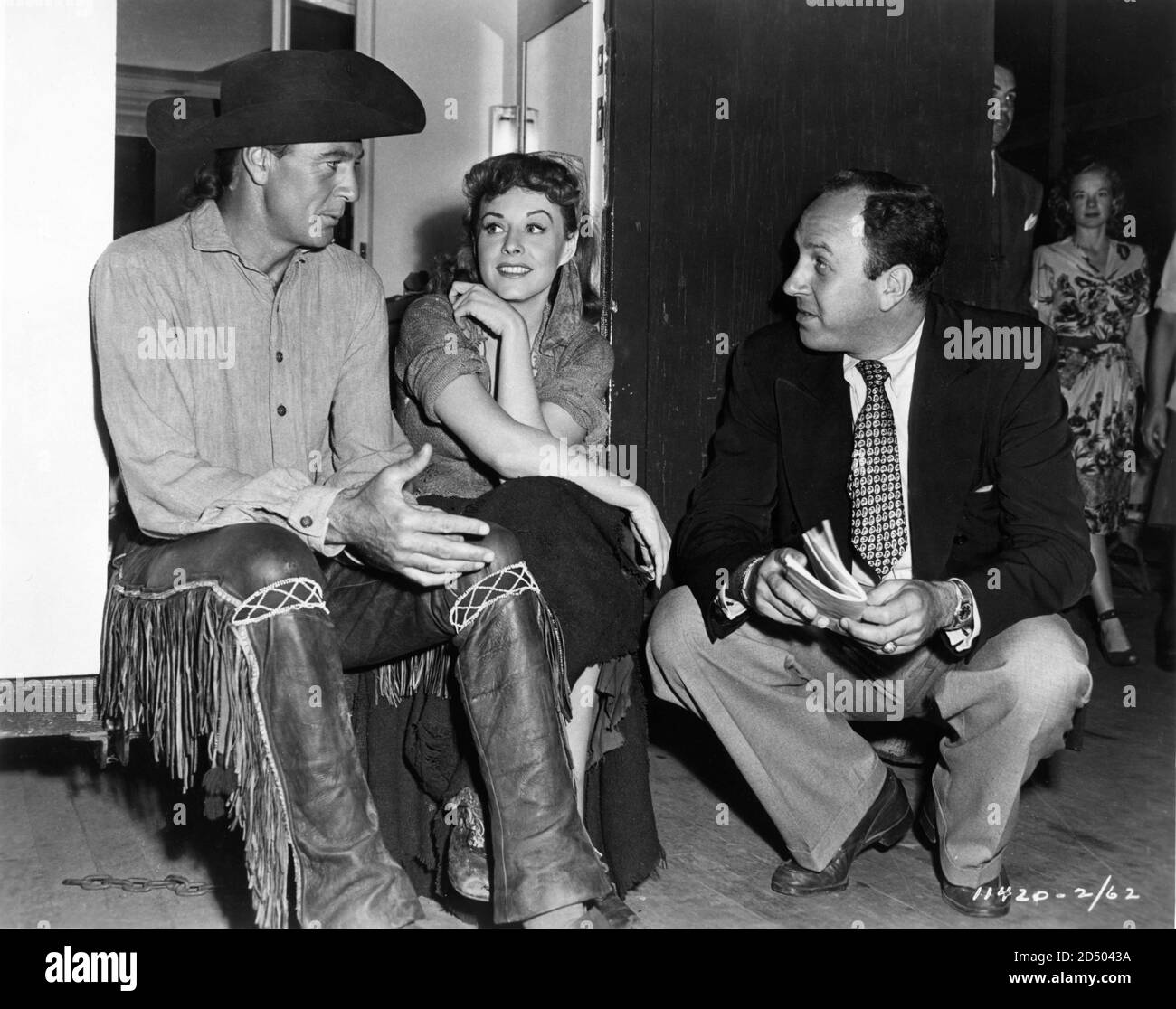 GARY COOPER PAULETTE GODDARD und Dialogregisseur ROBERT FOULK am Set offen während der Dreharbeiten von UNCONQUERED 1947 Regisseur CECIL B. DeMille Roman Neil H. Swanson Musik Victor Young Paramount Pictures Stockfoto