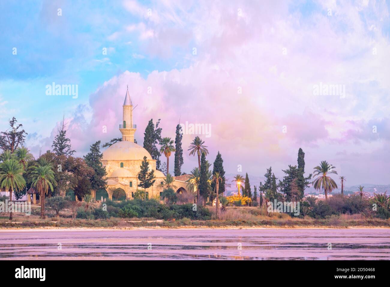 Hala Sultan Tekke Moschee am Ufer des Salzsees in Larnaca, Zypern Stockfoto