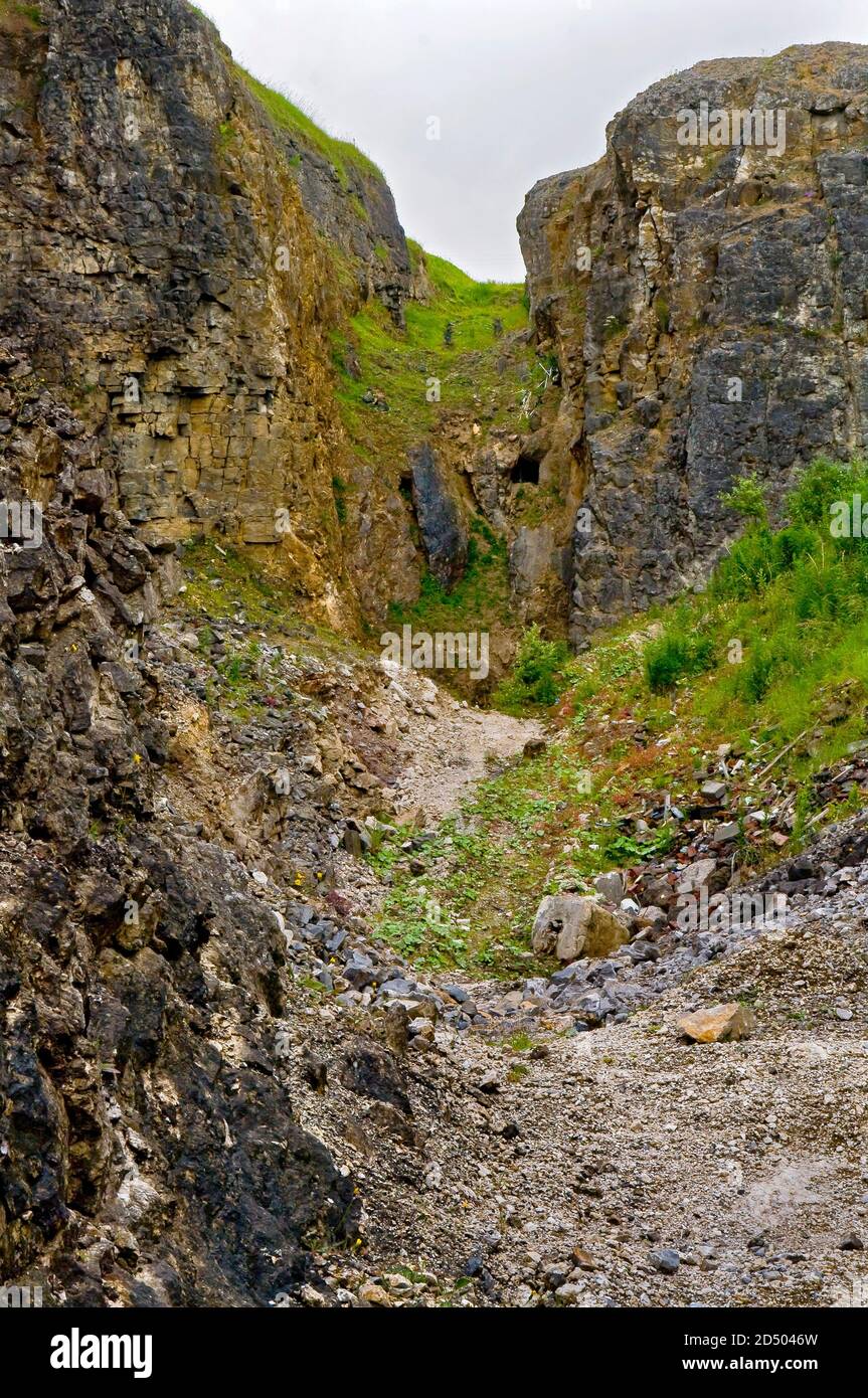 Gebiet von alten Bleiminen, die in Derbyshire für Fluorspat und Kalkstein abgebaut wurden, mit kleinen Eingängen auf der Ader in der Ferne. Stockfoto