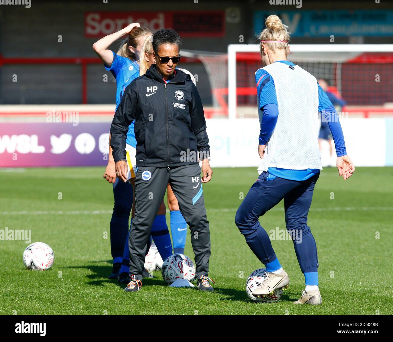 CRAWLEY, ENGLAND - OKTOBER 11: Hope Powell Manager von Brighton und Hove Albion WFC während des Barclays FA Women Super League Spiels zwischen Brighton und Ho Stockfoto