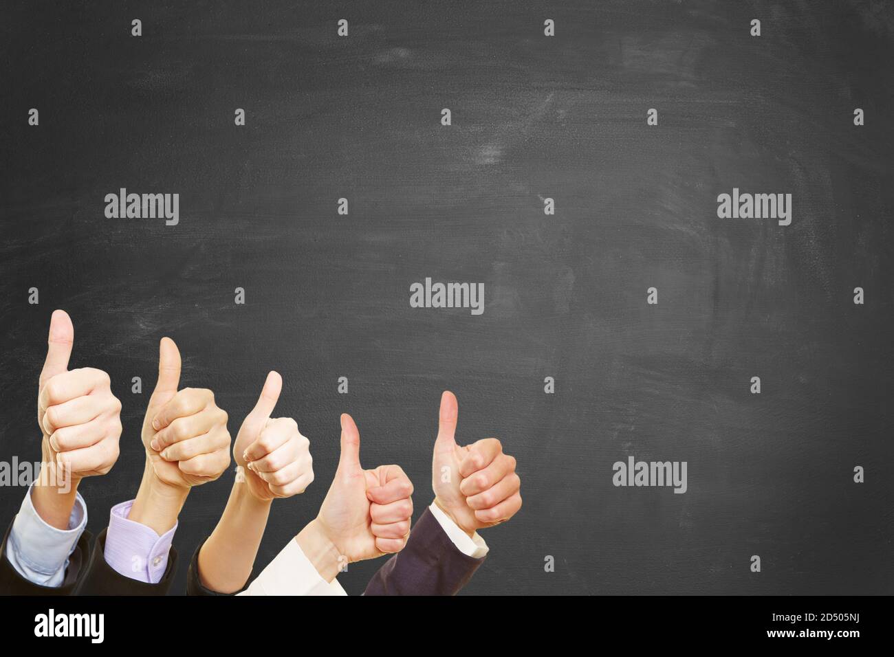 Daumen hoch vor Tafel als Motivationskonzept Stockfoto