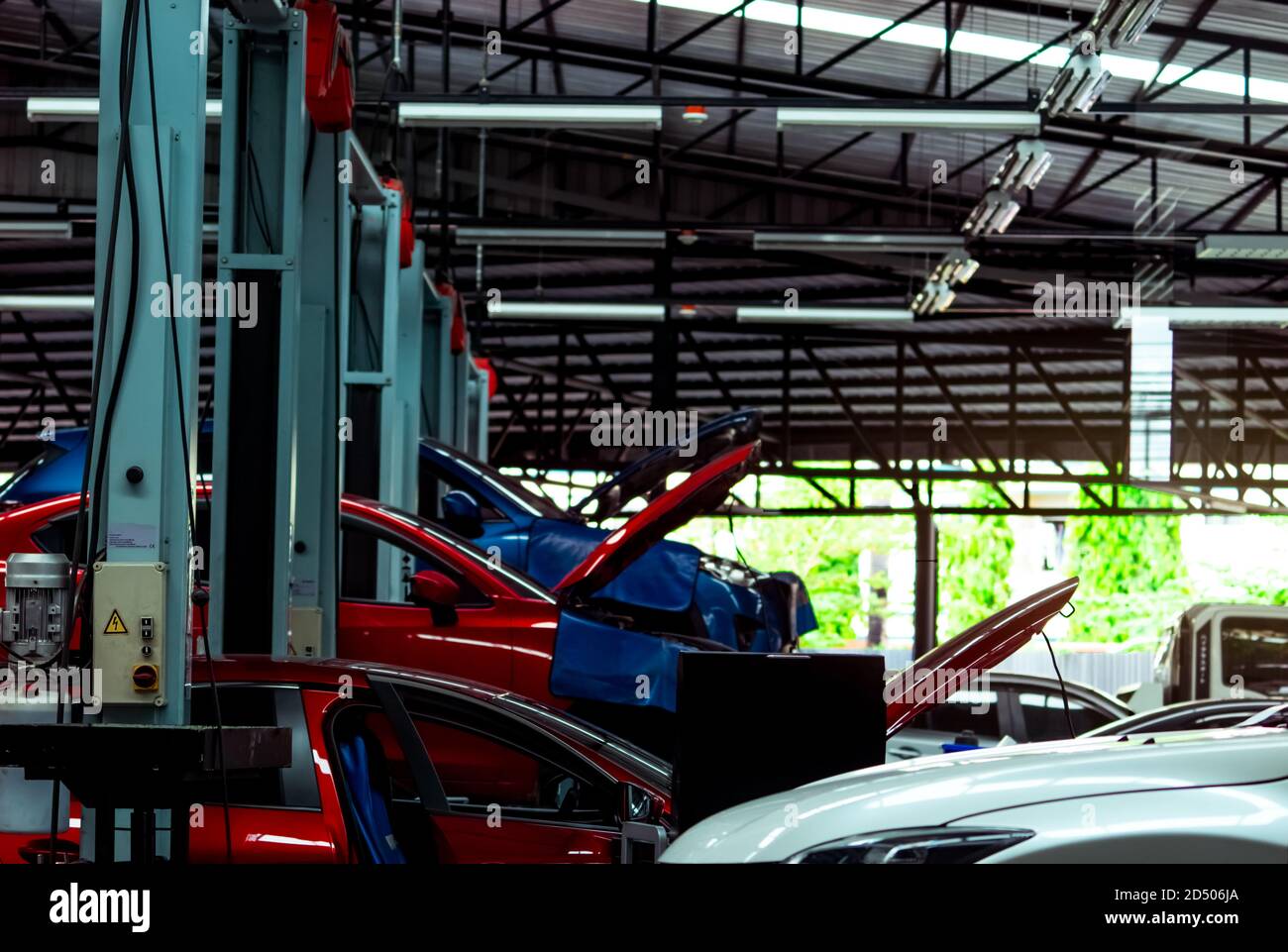 Autowerkstatt. SUV-Auto ist Aufzug in der Garage für Reparatur-und Wartungsservice. Auto-Service mit angehobenen Fahrzeug. Karosserie in der Werkstatt angehoben. Stockfoto