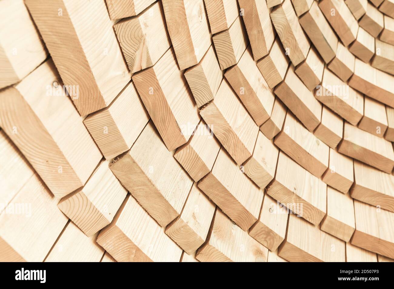 Abstrakte Holzhintergrundstruktur, runde Wandstruktur, Nahaufnahme mit selektivem Fokus Stockfoto