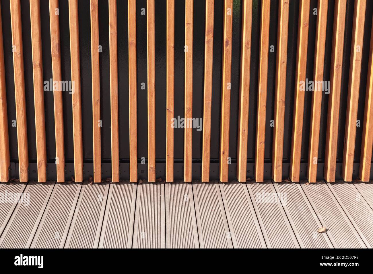 Abstraktes Innenhintergrundfoto. Neue Holzwand und -Boden, Frontalansicht mit perspektivischer Wirkung Stockfoto