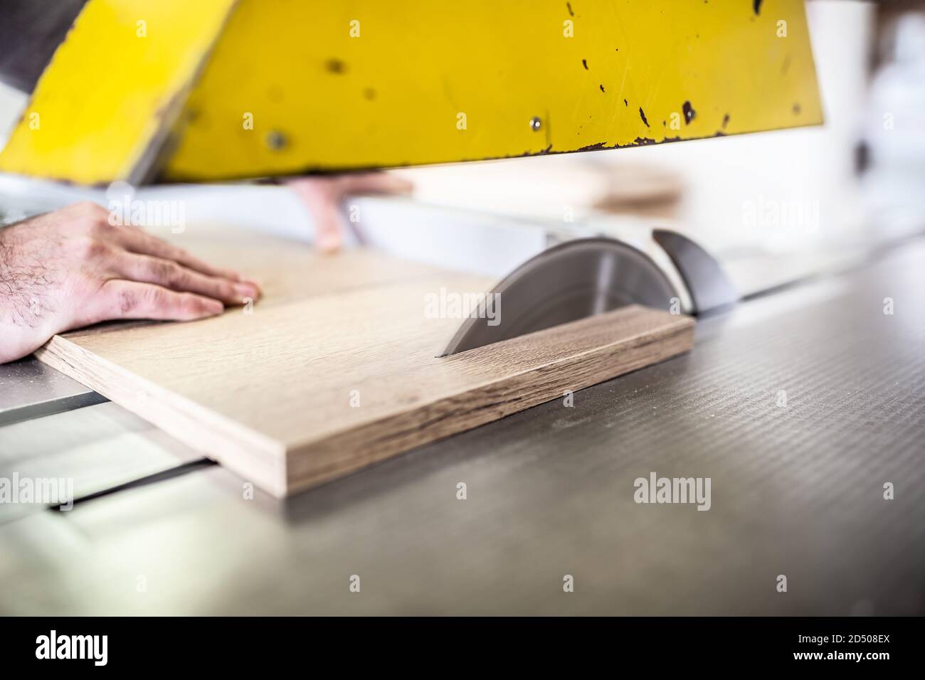 Arbeiten Sie in einer Schreinerei mit einer Kreissäge Stockfoto