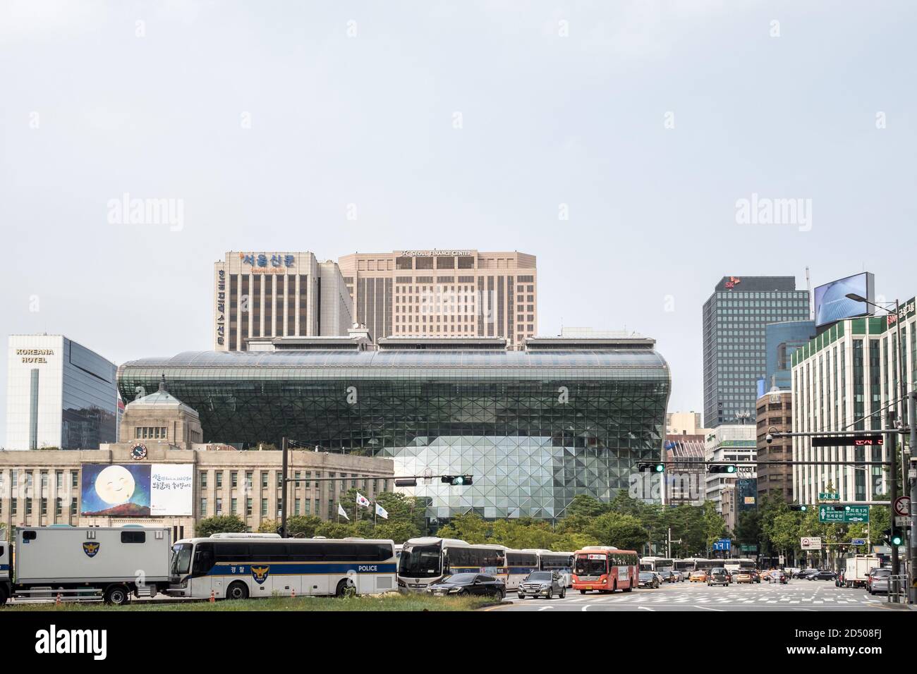 Seoul, Südkorea - Alte und neue Gebäude des Seoul City Hall. Polizeibusse parkten um den Seoul Plaza herum, um massive Anti-Regierung-Demonstrationen zu verhindern. Stockfoto