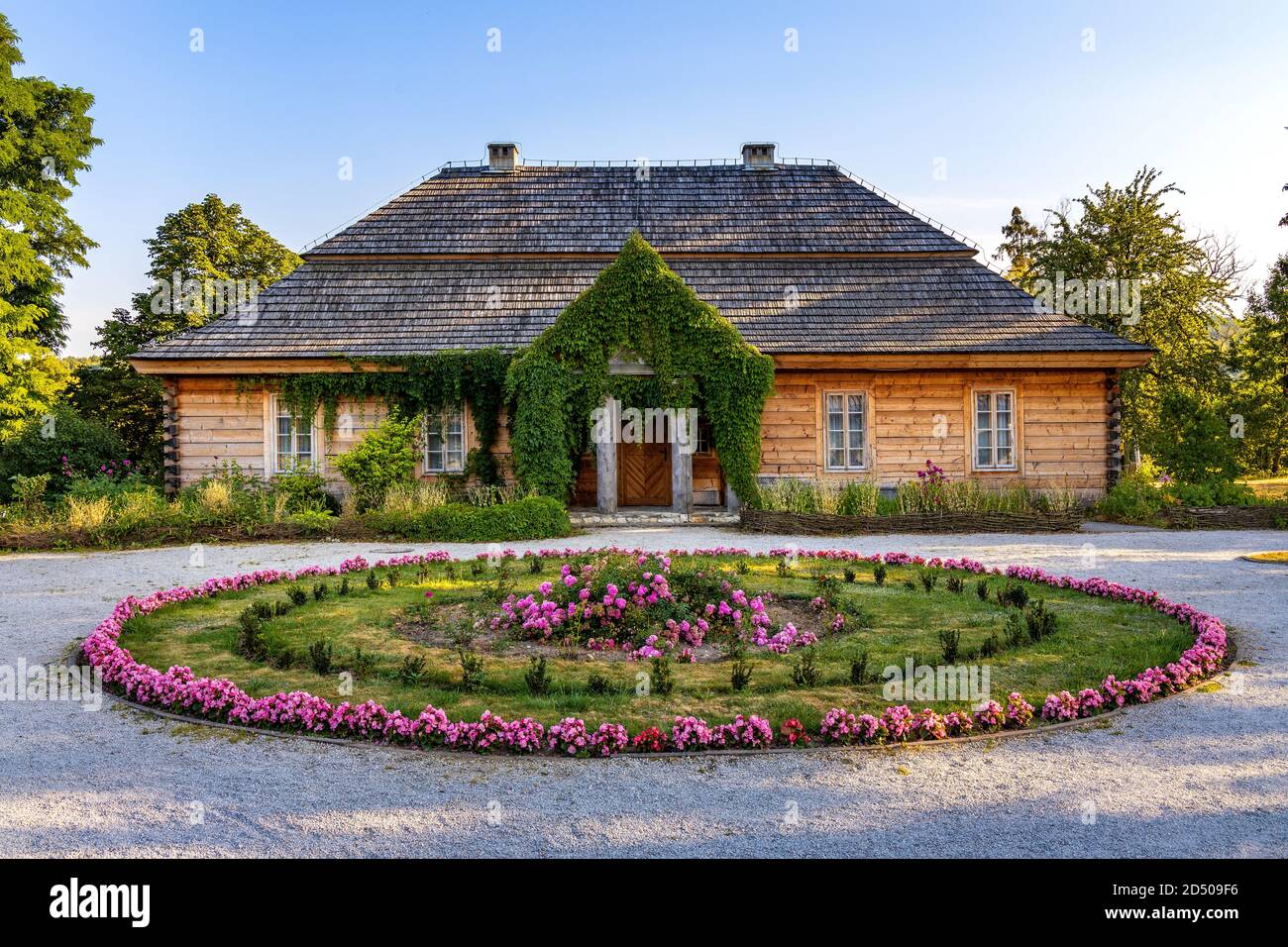 Ciekoty, Swietokrzyskie / Polen - 2020/08/16: Panoramablick auf Zeromszczyzna - Park und historisches Museum Herrenhaus von Stefan Zeromski Dichter Stockfoto