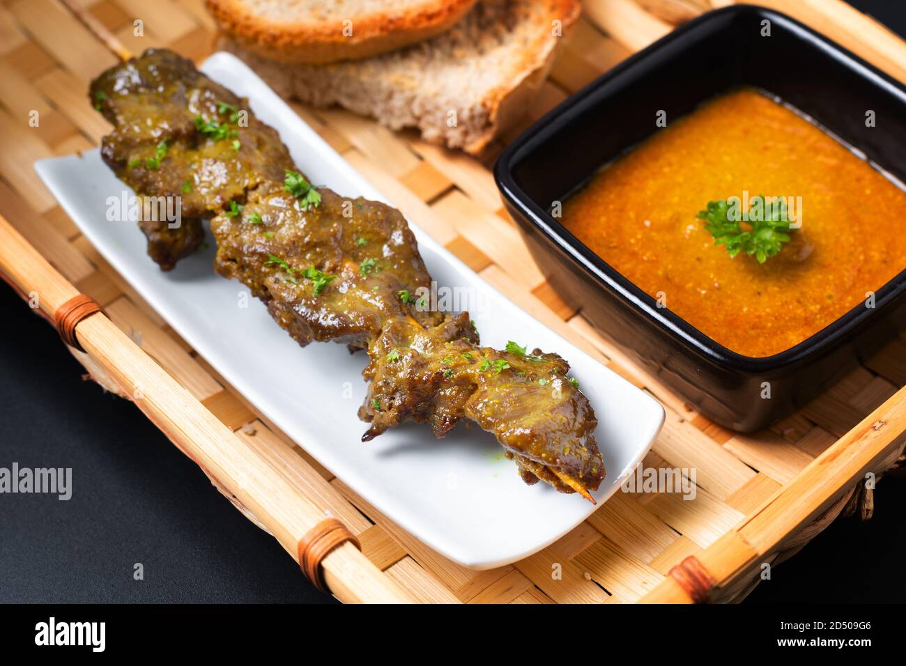 Asiatisches Speisekonzept hausgemachtes Rindfleisch satay gegrillt und würzige Erdnuss Gewürzsauce auf Bambusblech mit Kopierplatz Stockfoto