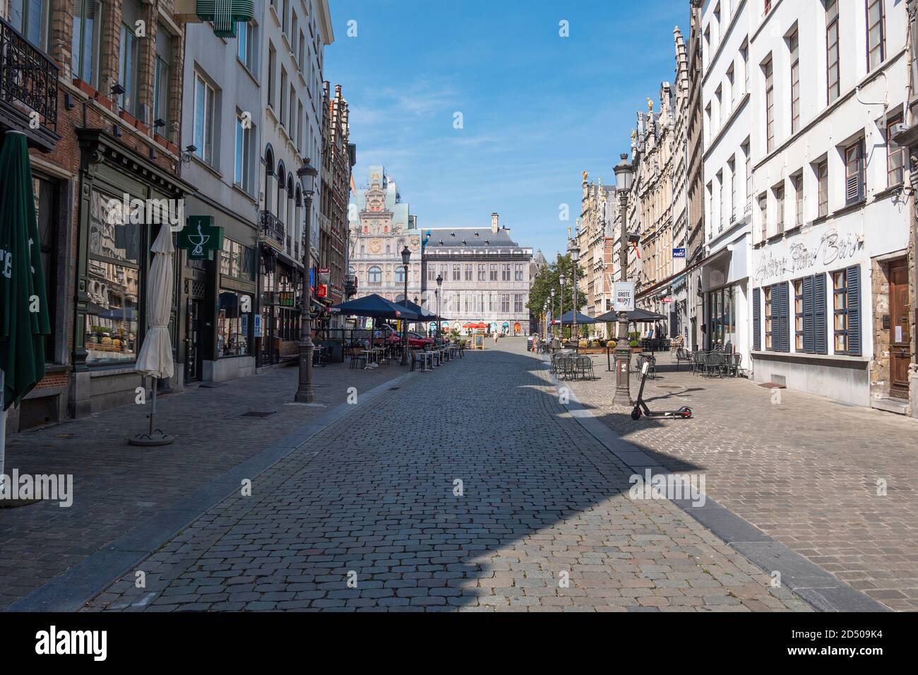 Antwerpen, Belgien, 16. August 2020, kaum Menschen auf dem Hauptmarkt und leeren Terrassen während der Corona-Krise Stockfoto