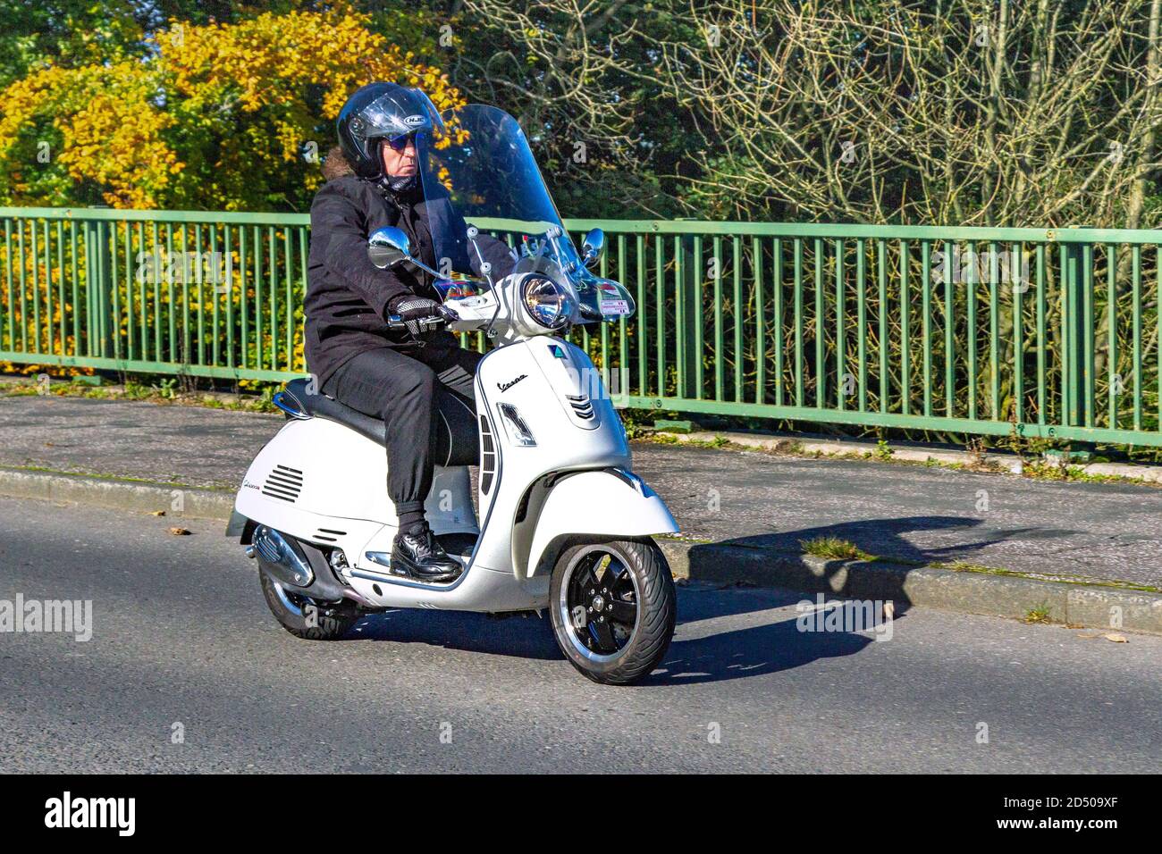 2017 weiß Piaggio Vespa GTS 300 Super ABS 278 ccm Roller; Motorradfahrer; zweirädriger Transport, Motorräder, Fahrzeug, Straßen, Motorräder, Fahrradfahrer fahren in Chorley, Großbritannien Stockfoto
