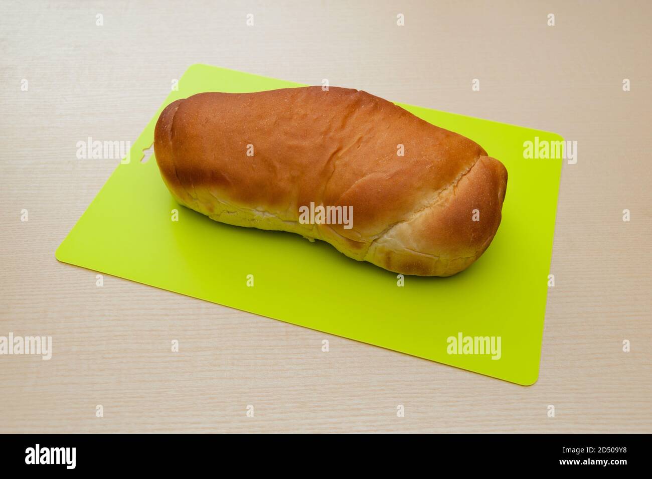 Köstliches hausgemachtes brasilianisches Brot. Isoliert auf beigefarbenem Holzhintergrund. Stockfoto