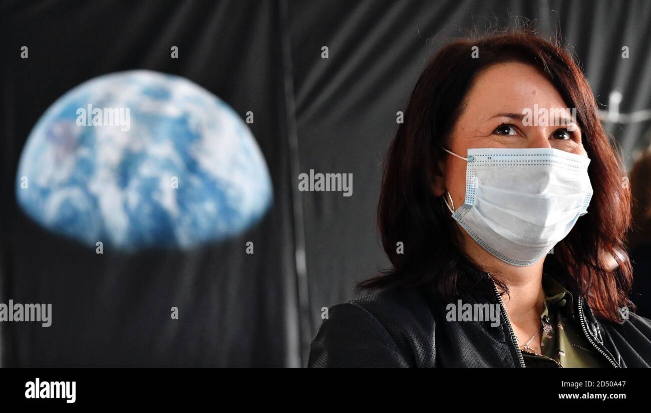 Jena, Deutschland. Oktober 2020. Anja Siegesmund (Bündnis90/die Grünen), Ministerin für Umwelt Thüringens, trägt beim Besuch des DLR-Schülerlabors und des Citizens Science Laboratory am Institut für Datenwissenschaften des Deutschen Zentrums für Luft- und Raumfahrt (DLR) eine Mundnasenhülle. Sie will sich auch über Erfassungssysteme für Klimadaten informieren. Quelle: Martin Schutt/dpa-Zentralbild/dpa/Alamy Live News Stockfoto