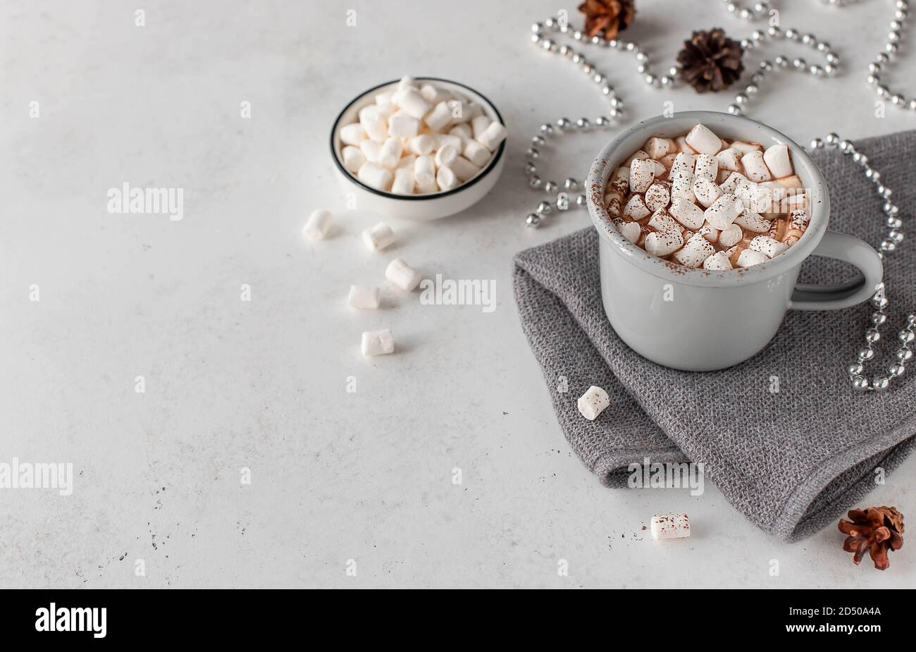 Heiße Schokoladenmilch mit Marshmallows und Weihnachtsdekoration auf hellem Hintergrund. Urlaubskonzept mit Kopierplatz. Stockfoto