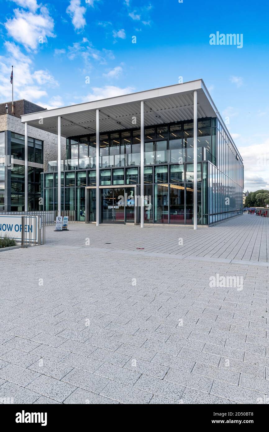 Das Eastbourne Visitor Services Center, entworfen von den Architekten Levitt Bernstein Associates. Hilfe für Touristen, ein Kastenhaus und ein Souvenirladen. Stockfoto