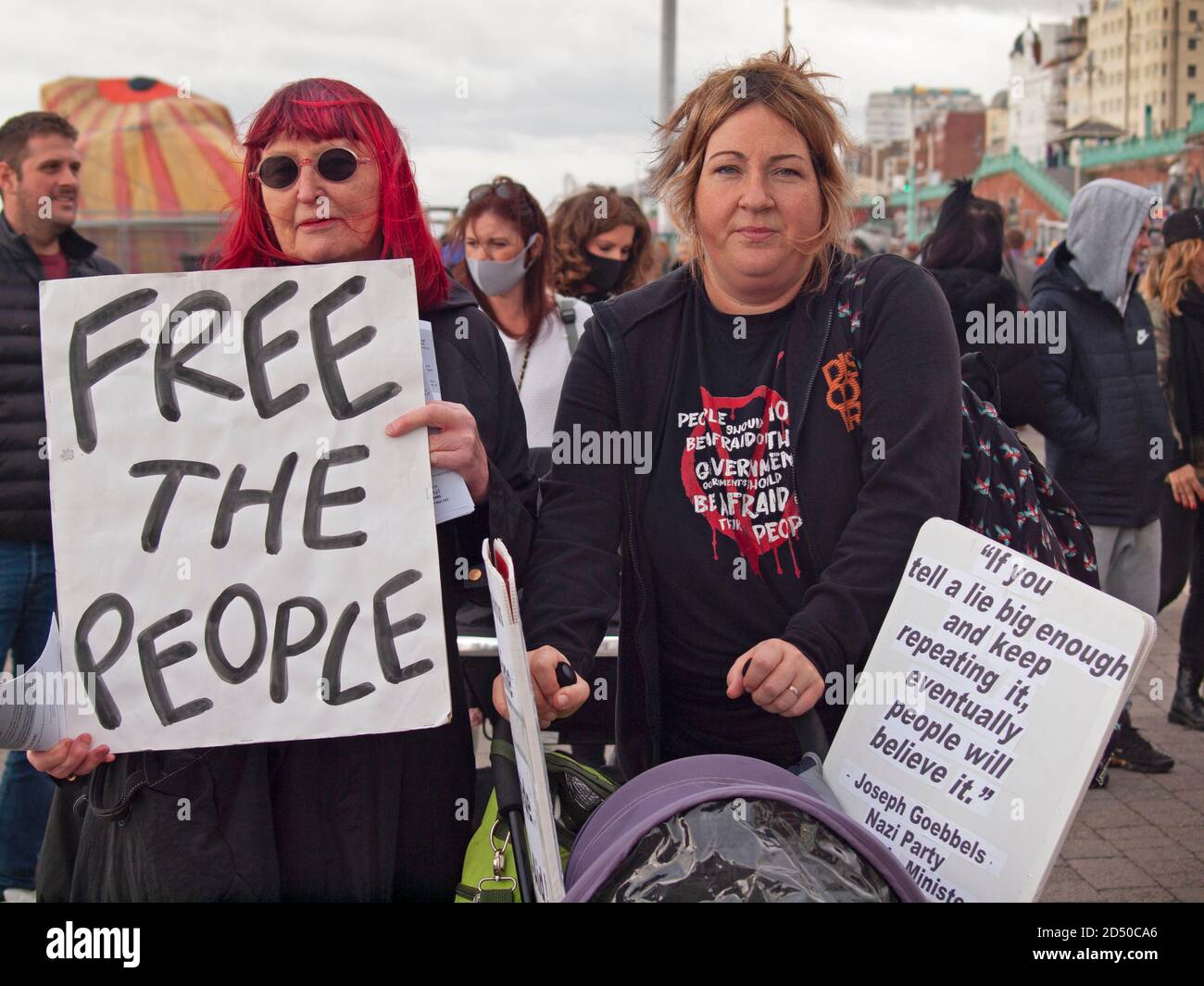 Ein Protest in Brighton von Menschen, die gegen die Sperre sind Maßnahmen rund um Corona Stockfoto