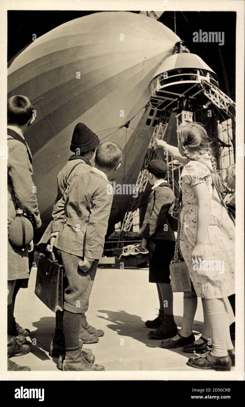 LZ 127 Graf Zeppelin, Starrluftschiff, Blick auf das Heck, Kinder Stockfoto