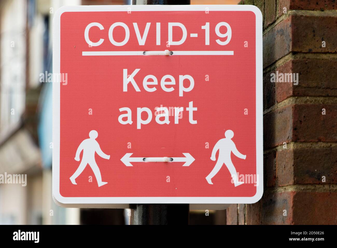 COVID-19 Keep Apart temporäre Straßenschild mit Diagramm der getrennten Fußgänger, Eastbourne, Großbritannien. Oktober 2020. Stockfoto