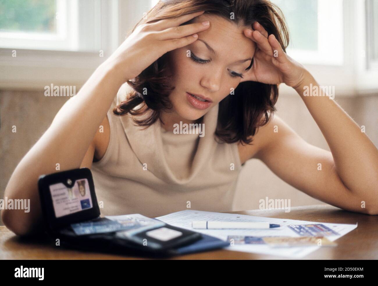 Besorgte Frau, die ihre Rechnungen ansieht Stockfoto