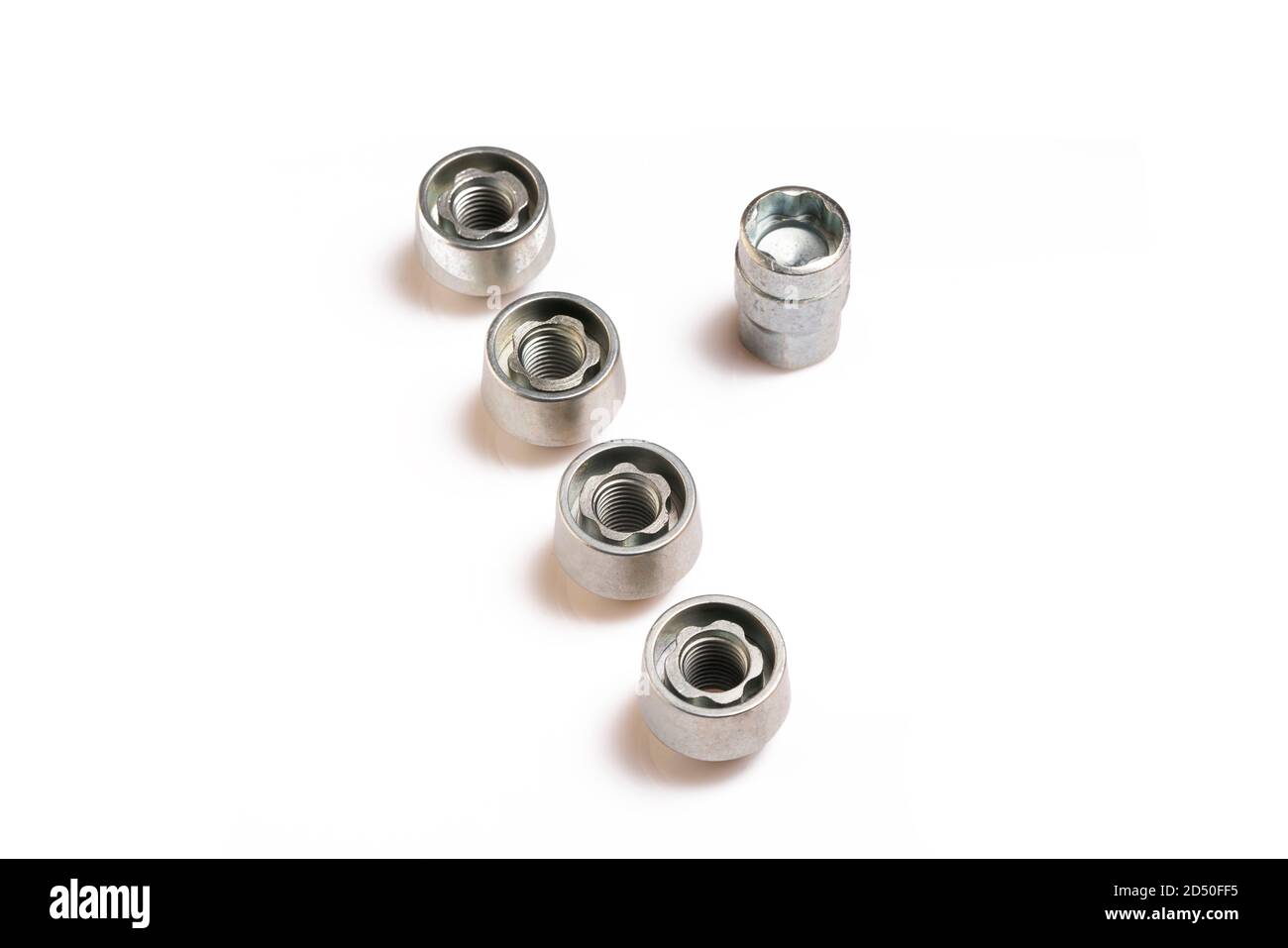 Stahl geheime Schlösser Radmuttern - Isolieren auf einem weißen Hintergrund, Draufsicht Stockfoto