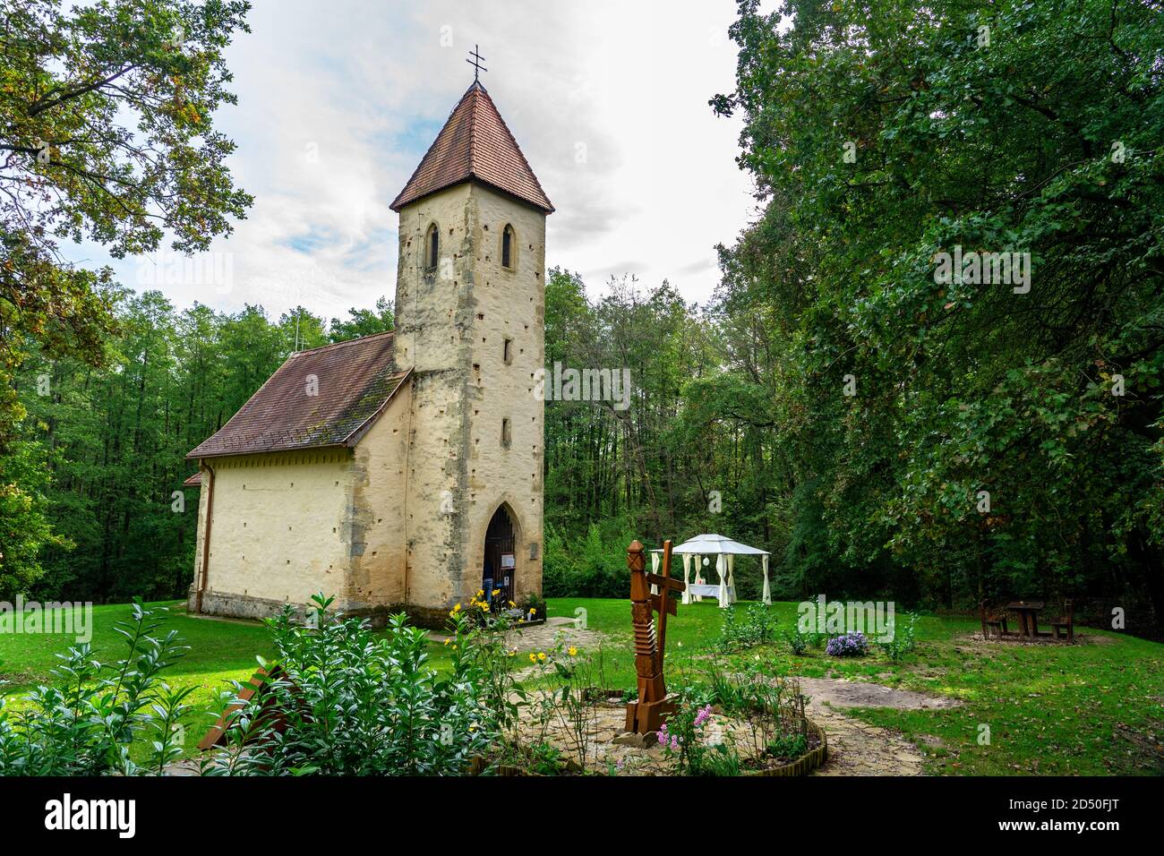 Schöne kleine alte katholische Dreifaltigkeitskirche in Velemér Őrség national parken Stockfoto