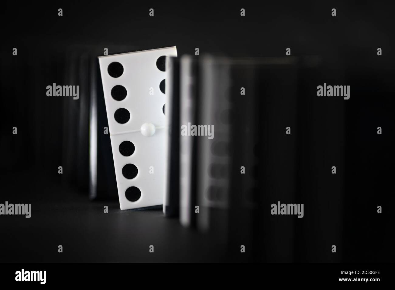 Ein Stück Dominostein, das aus den anderen herausguckt Stockfoto