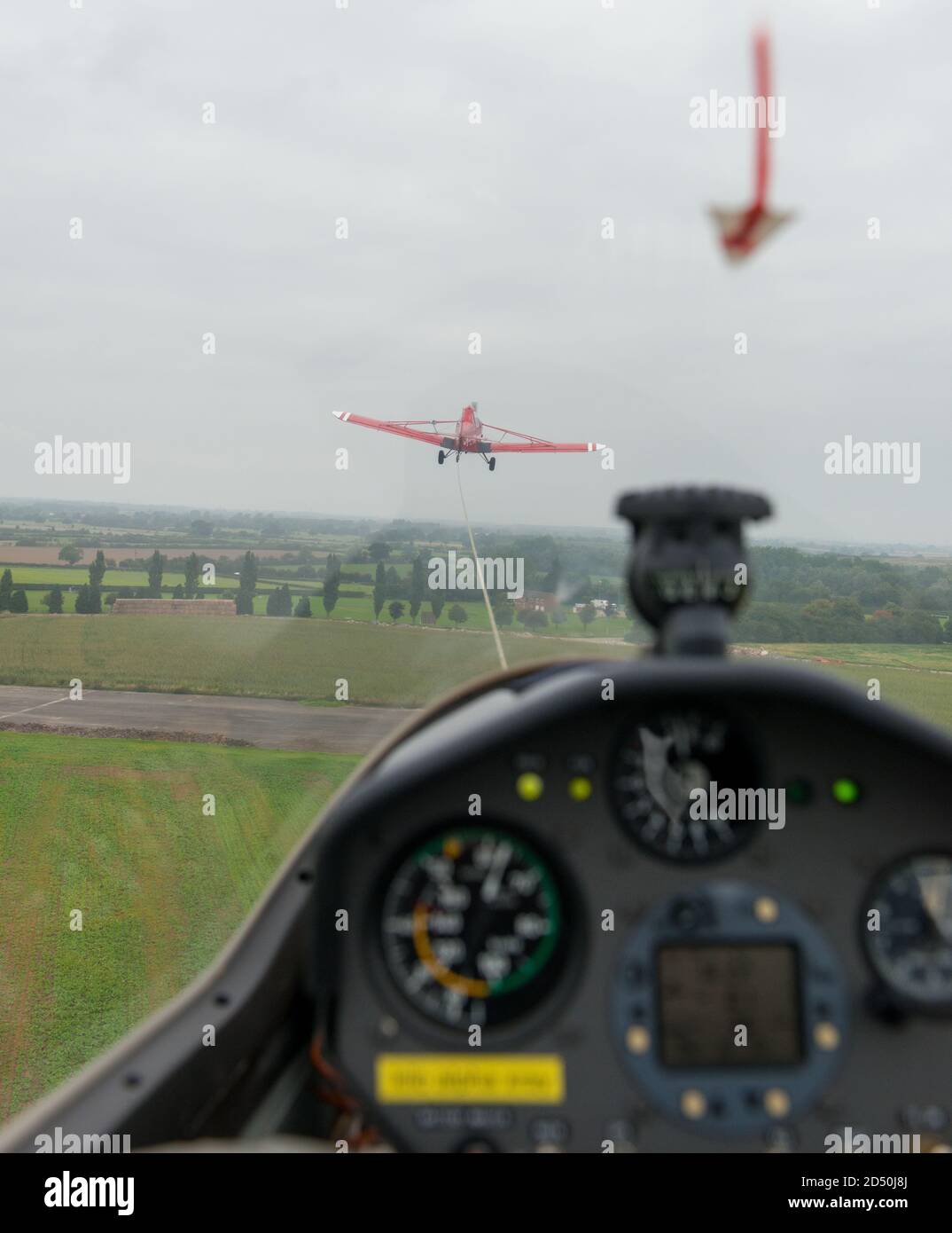 Blick auf ein Segelflugzeug starten aus dem Cockpit als Es wird von einem einzigen Sitz in die Luft geschleppt Flugzeug Stockfoto