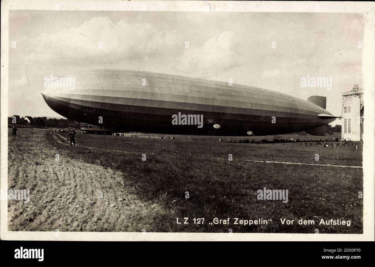 LZ 127 Graf Zeppelin vor dem Aufstieg, Starrluftschiff am Boden Stockfoto