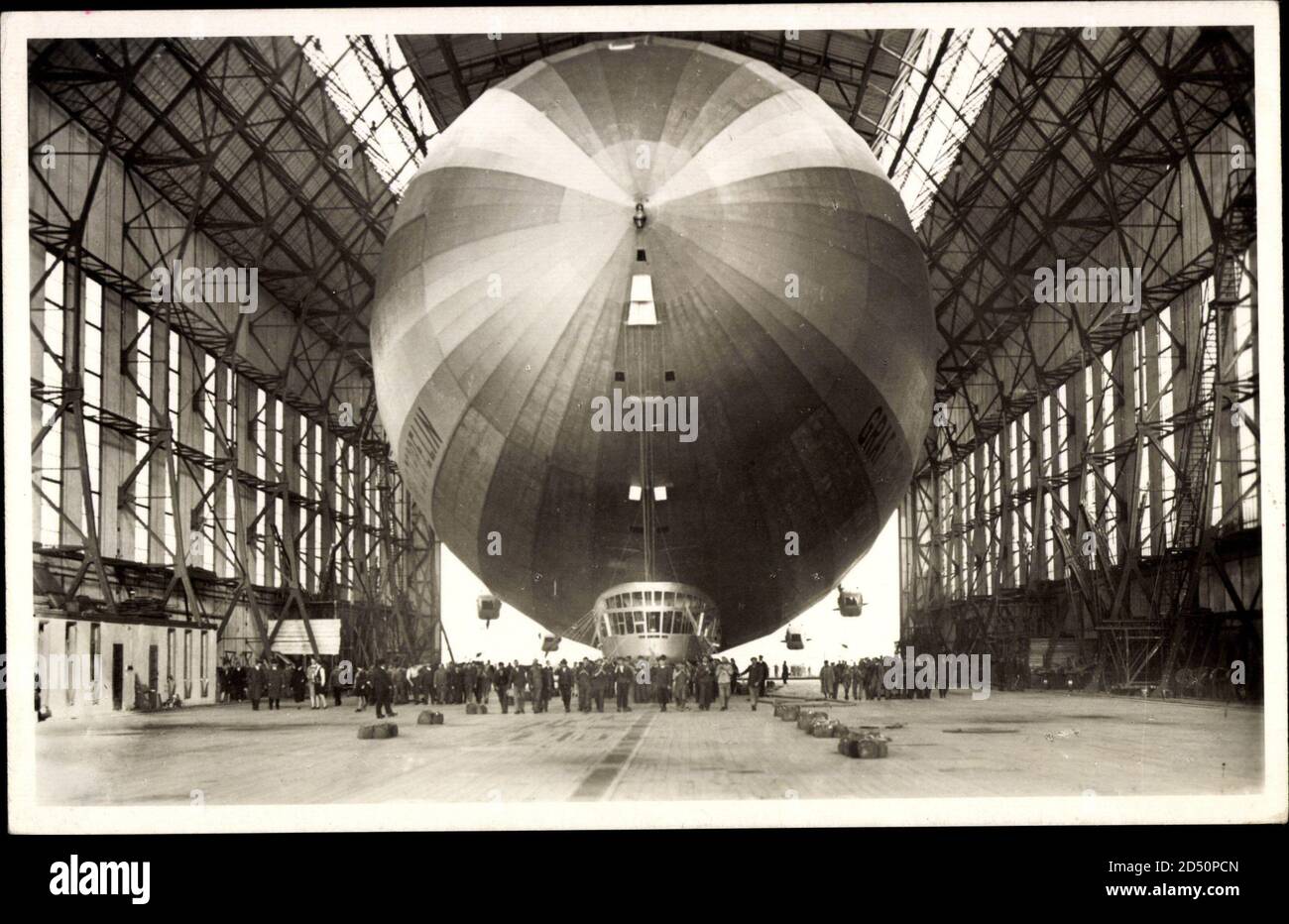 Graf Zeppelin, Einbringen in die Luftschiffhalle, Zuschauer, LZ 127 weltweit im Einsatz Stockfoto