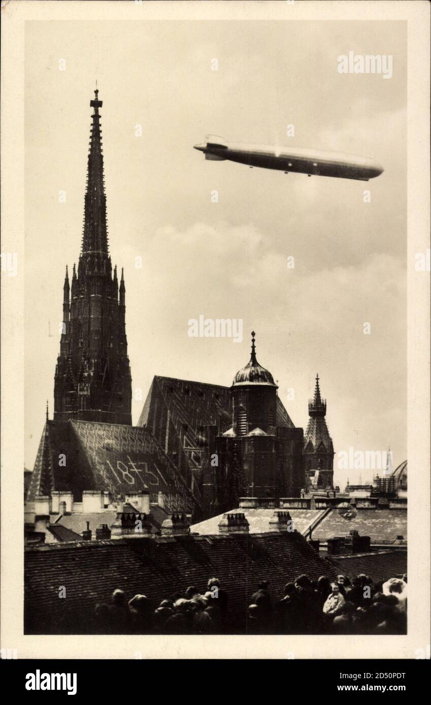 Wien, Graf Zeppelin über der Stadt, St. Stefansturm, LZ 127 Stockfoto